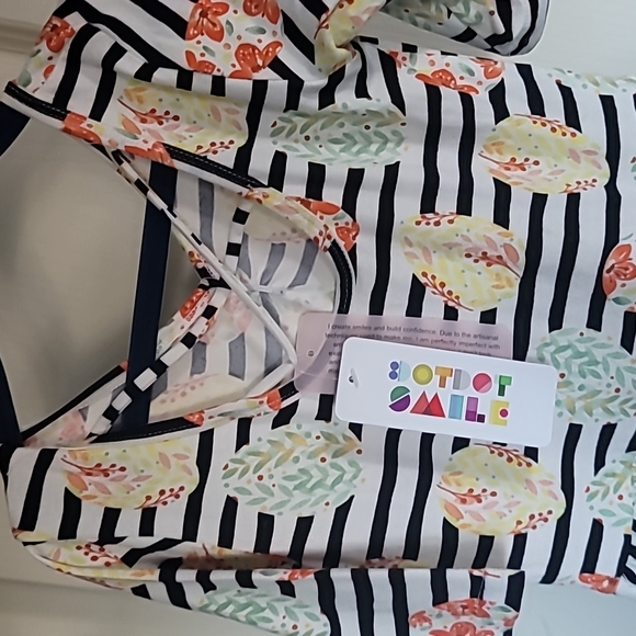 Girls mid sleeve dress with cute cut out in back new with tags! Size 5/6 - Picture 3 of 4